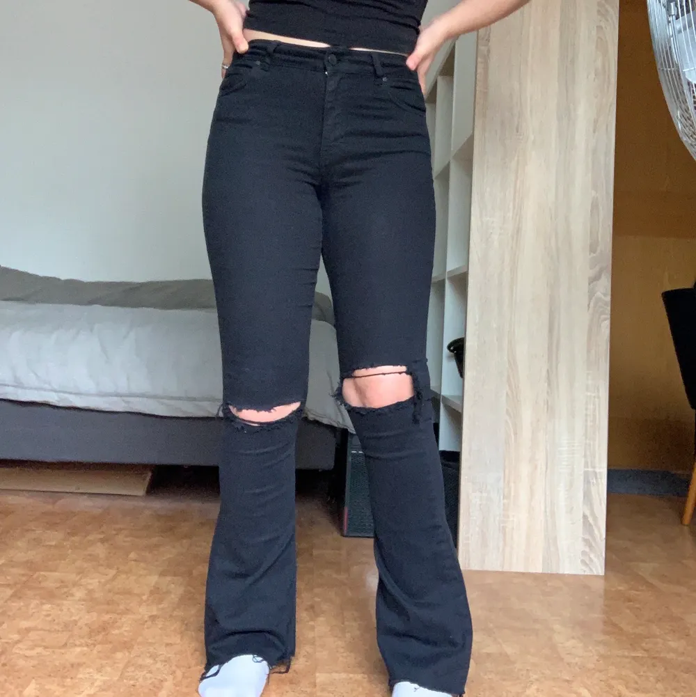 Bootcut jeans från Gina, är i storlek S men kan sitta som Xs. Skriv om du vill se fler bilder♡. Jeans & Byxor.