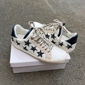 Zadig & Voltaire Skor - Använda 2 gånger, saknar kvitto men de har serienummer i skon! Skriv för fler bilder <3 äkta läder!