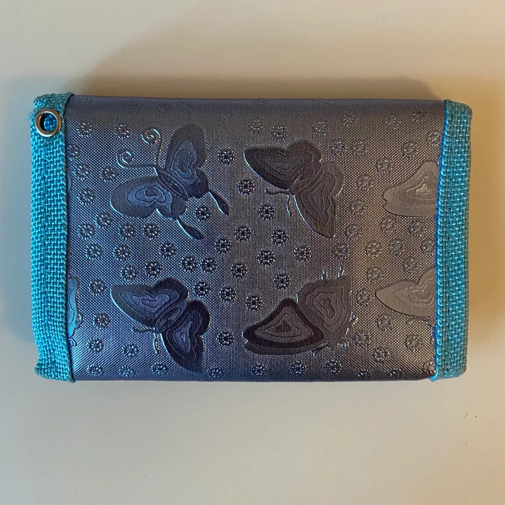 måttligt använd jättesöt plånbok köpt för länge sedan, stängs med kardborre och har massa fack inuti. ytan är lite reflekterande men färgen är typ silverblå 💎 . Accessoarer.