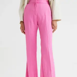 Tjena intressekoll på dessa rosa linnekostymbyxor i storlek 34 🌸 aldrig använda 🥰
