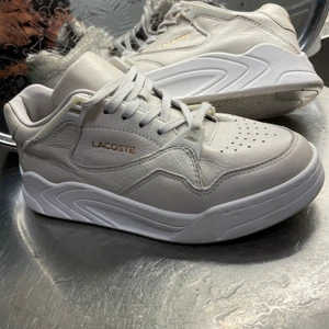 LACOSTE strl 37  - Beigeguldiga morderna och bekväma!  Använda ett tillfälle men är tyvärr för små för mig. 