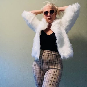 Pälsjacka strl S - Vit fuskpälsjacka. Franska ärmar.  2 haken fram för att knäppa.  Mysig att ha på sig.  Oanvänd.   Hel och ren.   Djur,- rök,- parfymfritt hem.   Skickat inom 1 vecka efter betalning. 