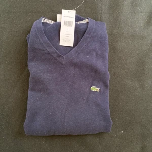 Lacost v ringad - Aldrig använd, pris lappen sitter kvar.