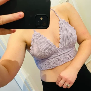 Virkad croptop  - Virkad croptop med knytning i rygg och nacke så den går att justera i passform.  Lite mer lila i verkligheten, pastellfärgad 