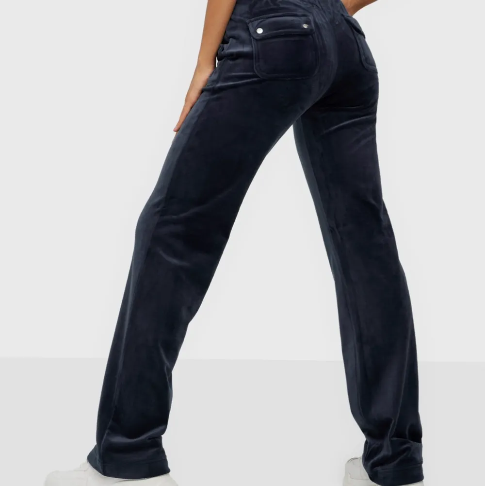 Nya juicy couture byxor i strl XS. Mörkblåa, säljer pga oseriös köpare💕 pris kan diskuteras vid snabb affär. Köparen betalar frakten. Jeans & Byxor.