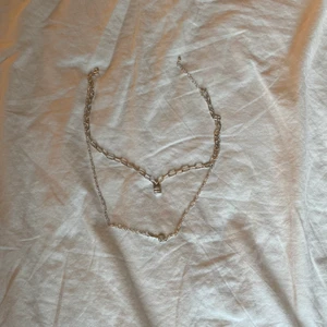 Silverjalsband med kedja och lås - Säljer ett halsband med en kedja och ett lås från glitter. Användt fåtal gånger så i bra skick. Säljer för 30
