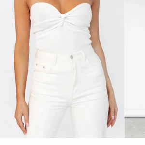 Vit bandeau topp från Charcoal - Trendig topp från Charcoal, i ett material som sitter väldigt bra uppe. ”Gummiliknande”, inköpspris 465kr