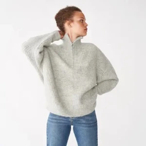 Söker denna tröja från Carin Wester - Söker denna grå stickade tröja från Carin Wester i stolek small. 