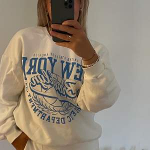 Vit sweatshirt med blått tryck från gina. Jättesnygg men har tyvärr inte kommit till så stor använding, alltså nästintill nyskick. Hör av dig vid intresse, pris kan diskuteras. Köpt är köpt. Frakten kan diskuteras. Hör av dig vid frågor😊