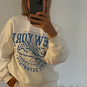 Sweatshirt  - Vit sweatshirt med blått tryck från gina. Jättesnygg men har tyvärr inte kommit till så stor använding, alltså nästintill nyskick. Hör av dig vid intresse, pris kan diskuteras. Köpt är köpt. Frakten kan diskuteras. Hör av dig vid frågor😊
