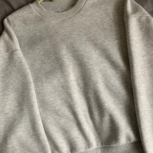 Grå tröja - Super mysig och fin tröja från gina tricot!! Är från deras basic collection och passar verkligen till allt!! Säljer på grund av att jag har liknande tröjor!! Endast andvänd en gång så den är i toppen skick 💓