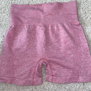 Rosa träningsshorts -  från SHEIN💗 Liknar vital seamless shortsen från gymshark och är förvånansvärt sköna och snygga på. Är i storlek M men skulle säga att de är mer som S.  Högmidjade och väldigt najs material trots att de kommer från Shein! Frakt: PostNord spårbar 51 kr💕