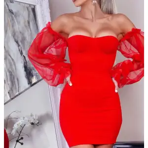 • Sheer sleeve bodycon mini klänning, röd Strl 36 • Aldrig använd, dock borttagen prislapp • Nypris 299 kr • Väldigt bra skick  ❗️Första bilden är från deras hemsida Parisianfashion 