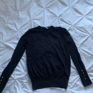 Säljer denna svarta tröja från zara då jag inte känner att den passar mig längre!! Den är i väldigt gott skick💗🌸🌸Skriv för mer info o bilder☺️