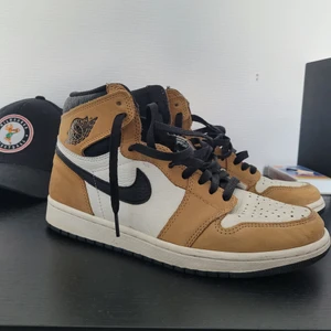 Air Jordan 1 "ROTY" - Air jordan 1, Rookie of the year Använda Stl: 42.5 Okej skick All og, box och andra snören osv ingår.