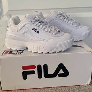FILA skor i storlek 37 1/2  - Ett par vita Fila skor nya och aldrig använda❗️ i storlek 37 1/2 , kommer med kartongen 👟