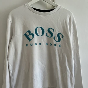 Hugo Boss tröja - Vit Hugo Boss tröja med turkosa detaljer. Självklart äkta, QR-kod finns på lappen. 