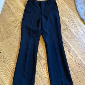 Kostymbyxor BikBok - Utsvängda Kostymbyxor från BikBok i stl 34  Säljer pågrund av att dem är försmå för mig men dem är inte använda så mycket och är i väldigt bra sick🤍  Frakt ingår inte 