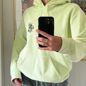 Grön neon tröja urban outfitters - En ascool grön neon tröja från urban outiftters 🫶 den är storlek S men sitter oversized!