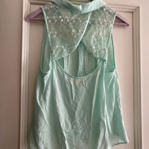 Hollister - Top från hollister som aldrig använts  Storlek L men passar mig som är S, beror på hur tight/löst man vill ha det