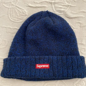 Supreme mössa - En supreme mössa som jag köpte på plug me please för 2,5 år sen, riktigt fet mössa med en collab av new era, den har ett pyttelitet hål på toppen som man lätt kan sy ihop, kan förhandla i pris också 