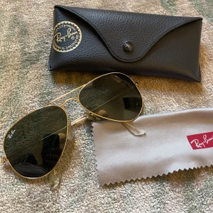 Ray-Ban aviator sunglasses - Nästintill oanvända solglasögon från Ray-Ban i modell aviator i färg green/gold. Putsduk och fodral medföljer.