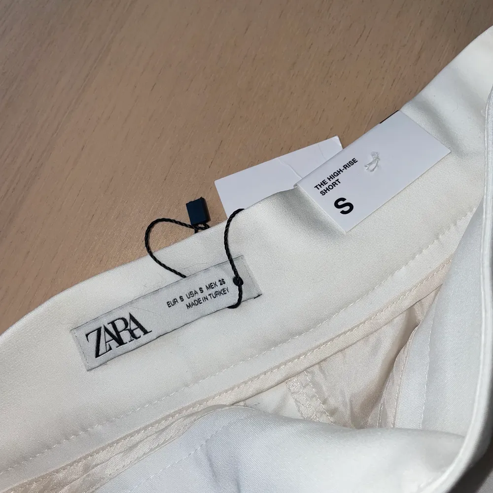 Vita kostym shorts från Zara, aldrig använda med lapp kvar. Med fickor fram. Shorts.