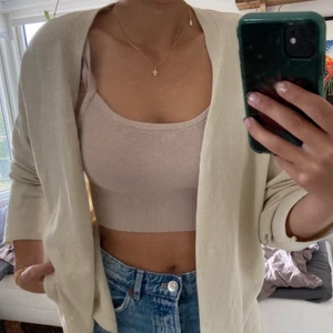 Kofta - Säljer denna superfina, beiga kofta från hm som tyvärr inte kommer till användning. Använd ett fåtal gånger, därför i mycket gott skick.🌻💞