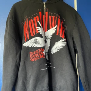Graphic zip-hoodie  - Graphic zip-hoodie från boohooman. Aldrig använd. Köptes in för 310 kr men vill sälja den för att den var för stor. Kontakta om du har frågor.