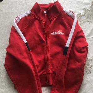 Ellesse jacka  - Jätte skön, crop men oversized jacka. Använt några gånger bara. Köparen står för frakt 