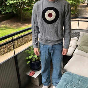 Ben sherman college tröja - Grå tröja från ben sherman i london. Riktigt clean och funkar till allt. Storlek large men passar som en medium ungefär. 