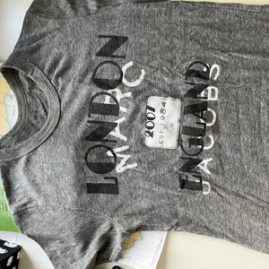 Marc jacobs t-shirt  - Marc jacobs t-shirt, inköpt i New york. Coolt tröja men är dessvärre för liten för mig nu. Storleken är S✨🧚🏼‍♀️