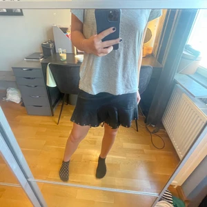 Mango kjol - Jättecool mango kjol jag köpte på plick men då den är för stor har jag aldrig använt den❤️ sista bilden är från förra ägaren!