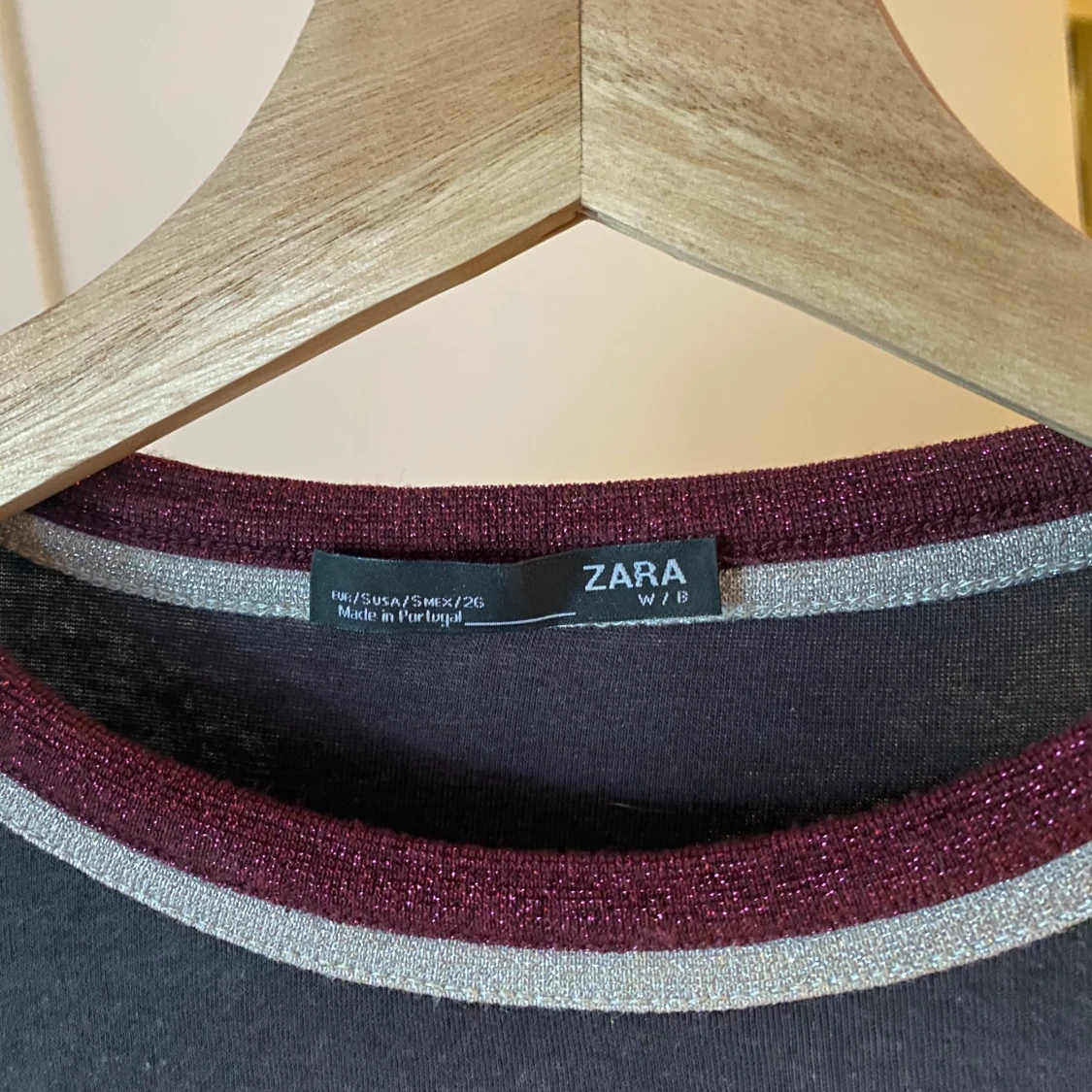 Långärmad topp med glittrig krage - 90