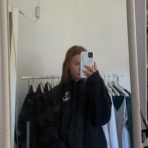 Svart Hoodie - Säljer denna tröjan finns i S XL och L säljer då min brorsa hade några över från sitt UF företag som las ner 