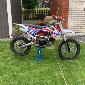 125cc cross säljer nyskick låter bra startar direkt inga problem alls  - Denna cross är köpt ny i butik det är en kina cross den går jätte fint startar lätt inga problem toppfart 90km/ tim jag har kvitto på den att den är köpt i butik den är lite smutsig behöver en tvätt bara annars jättefin man får komma och hämta den 