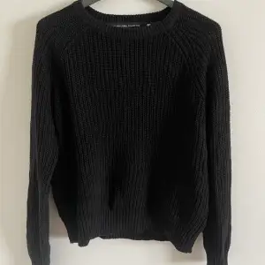Super fin svart stickad tröja som säljs i hopp om att den får mer användning hos någon annan 💕 Vid intresse skickar jag gärna fler bilder 🧡 Kan mötas upp i Örebro eller frakta (köparen står för fraktkostnaden) 📦