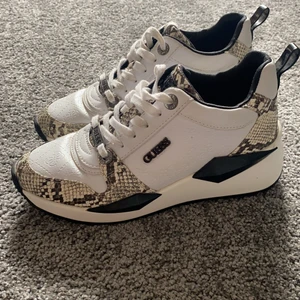Guess Snikers - Säljer mina fina sneakers från Guess i storlek 37.  Mycket bra skick, använd kanske 5ggr