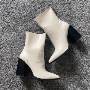 Kazar studio stövletter  - En gång använda stövletter i storlek 37.  Som nya med förpackning 