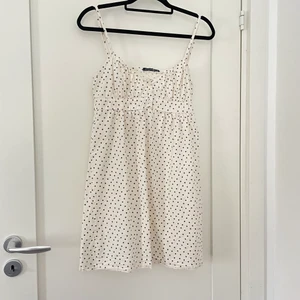 brandy melville klänning - Klänning från Brandy melville med knytband baktill. Se passform på bild 2 (obs lånad bild) 🌟🌟 Toppen skick, använd 1-2 ggr