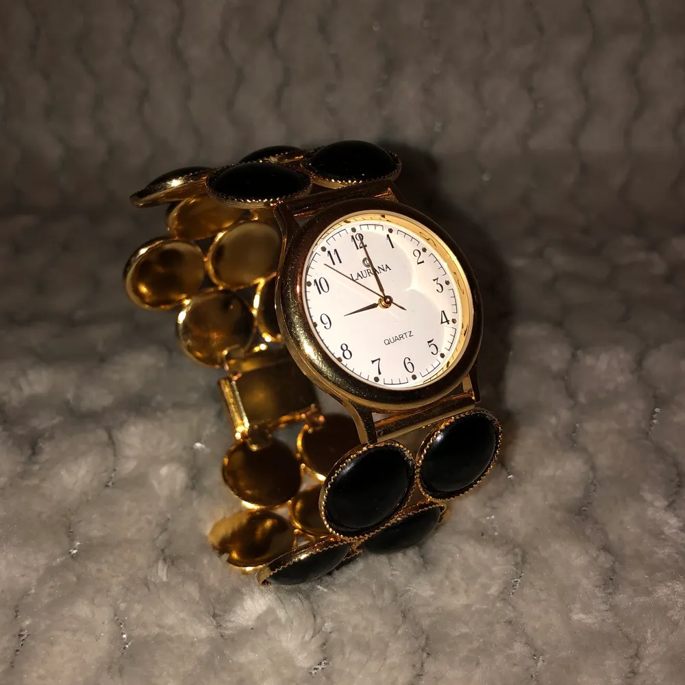 Säljer nu denna ur snygga Laurana klocka! Den är gjord i Italien och är unik. Under 70-80talet så gjordes det ett få tals Laurana klockor.  Den har aldrig blivit använd och därför väljer jag att sälja den till högstbjudande🤗   OBS batteri kan behöva bytas. Övrigt.