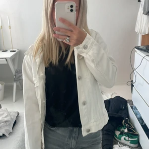 vit jeansjacka - så fin vit jeansjacka från bikbok i storlek xs 