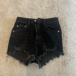 Zara shorts - Säljer dessa jättefina svarta shorts från zara!Använda ca 2 gånger så bra skick!💓