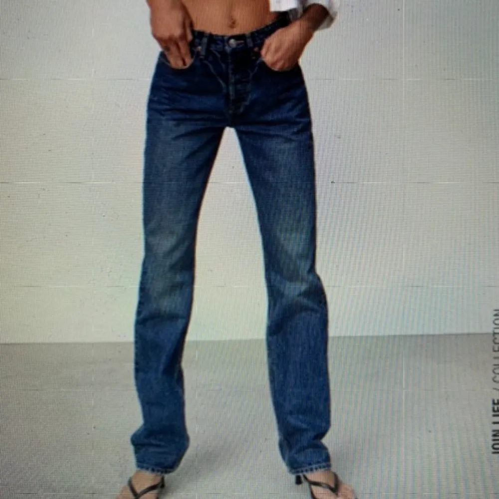 Säljer mina favorit jeans som tyvärr blivit för små, dom går inte längre att köpa på zara. Pris kan sänkas💓. Jeans & Byxor.
