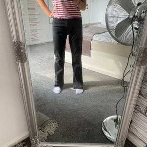 Jeans svarta hm - Super fina svarta högmidjade jeans från hm som inte kommer till användning längre! Dom har en slit där nere på insidan💖 Storlek 34 men passar även 36 Köparen står för frakt