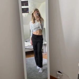 Svarta mid-rise kostymbyxor från h&m - Supersnygga kostymbyxor ifrån h&m. Använda en gång och köpta för 299kr. Passformen är mid-rise och raka längs benen. Är 163, kom privat för fler bilder och mått.