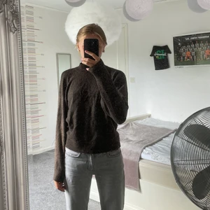 Stickad tröja  - Brun stickad tröja perfekt till hösten. Säljer den för att den inte kommer till användning. Köparen står för frakturer 