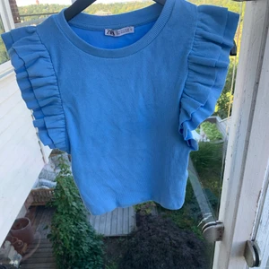 Volang topp - Fin volang topp från zara köpt i juni använd 1 gång💕 nypris 119 säljer den för 60kr+ 49kr frakt💕