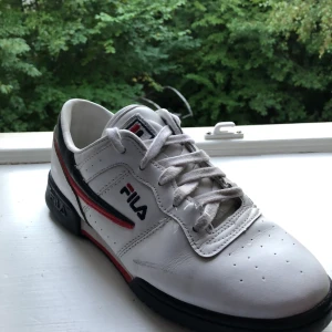 FILA retro sneakers  - ett par secondhand fila sneakers i retrostil. dom har lite så märken som syns på bild men sulan är i väldigt gott skick! 