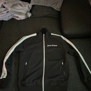 Palm Angels Strl M - Tjena! Säljer min palm angels då den knappt används. Köpt från hypebeast facebook, Tags osv finns kvar, Skickar gärna bilder om något önskas. Snålt använd skulle säga en stark 9/10 cond. Finns i hässleholm. Kan skickas.